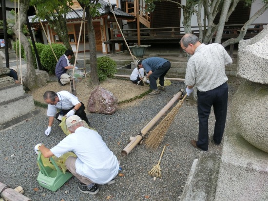 2540-12.8.29清浄華院　御堂前男性数人清掃風景.jpg